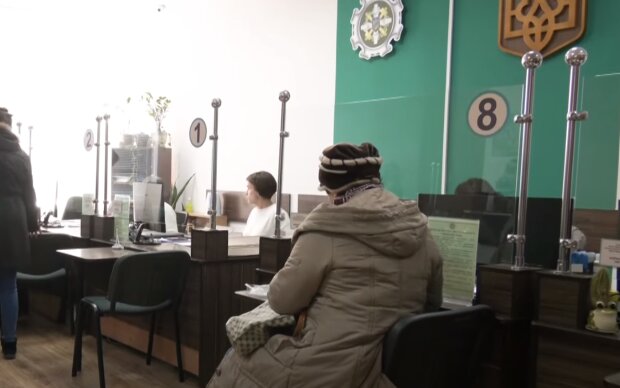 Кому виплатять одразу дві місячні пенсії