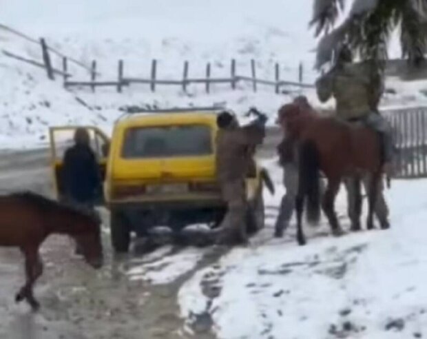 Чоловіки накинулися на ТЦК з сокирою, кадри: у поліції відреагували на інцидент