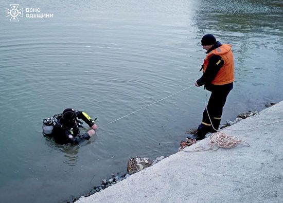 На Одещині рятувальники витягли з річки автівку із загиблим водієм